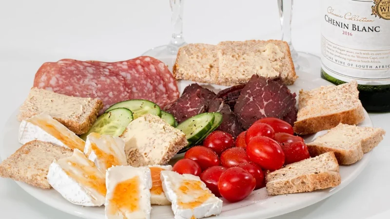 Rzemieślnicza produkcja wędlin w domu: bezpieczeństwo, peklowanie i przechowywanie