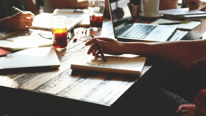Jak zaplanować wyposażenie kuchni w restauracji: ergonomia, sprzęt i budżet